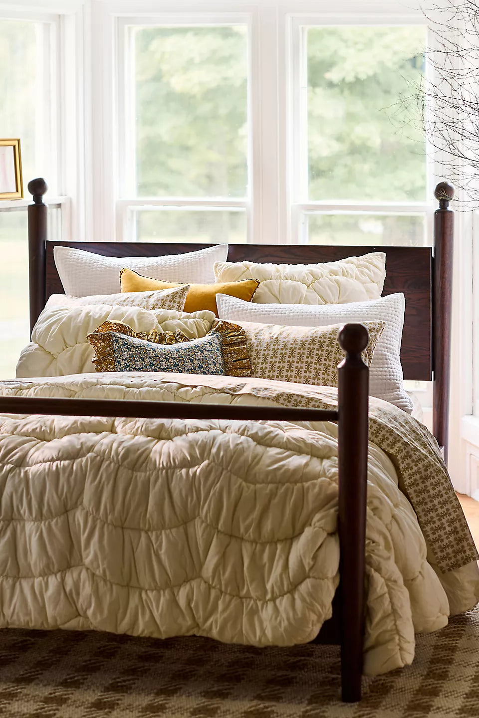 Furnishiaa Vintage-Inspired Solid Sheesham Wood Bed